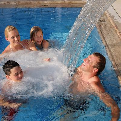 Familie entspannt in einem Hotelpool